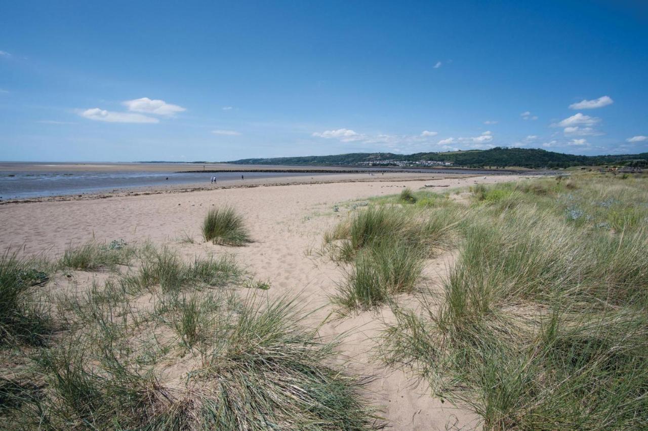 Beach View - 2 Bedroom Apartment - Llanelli Exterior foto