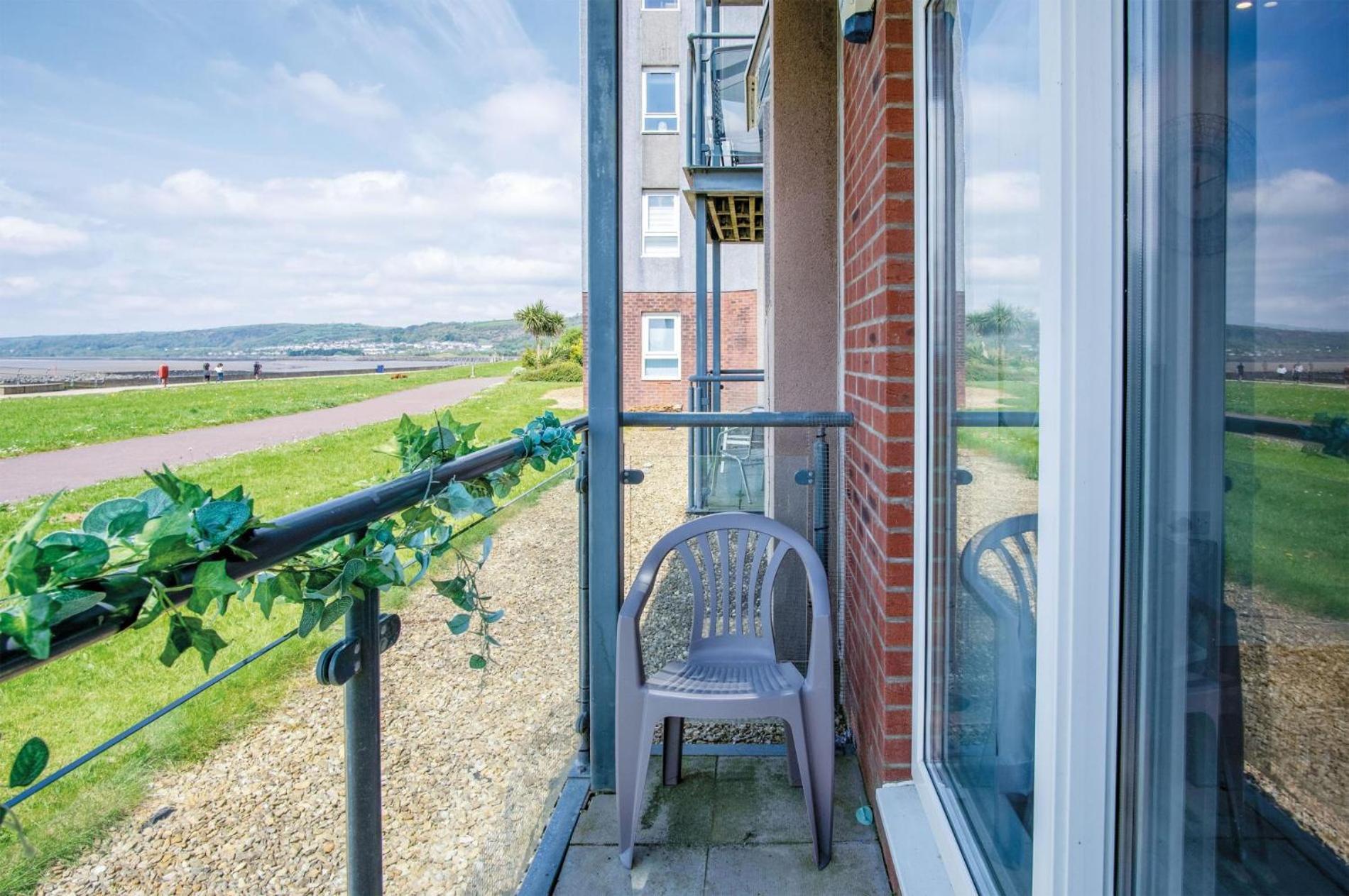 Beach View - 2 Bedroom Apartment - Llanelli Exterior foto