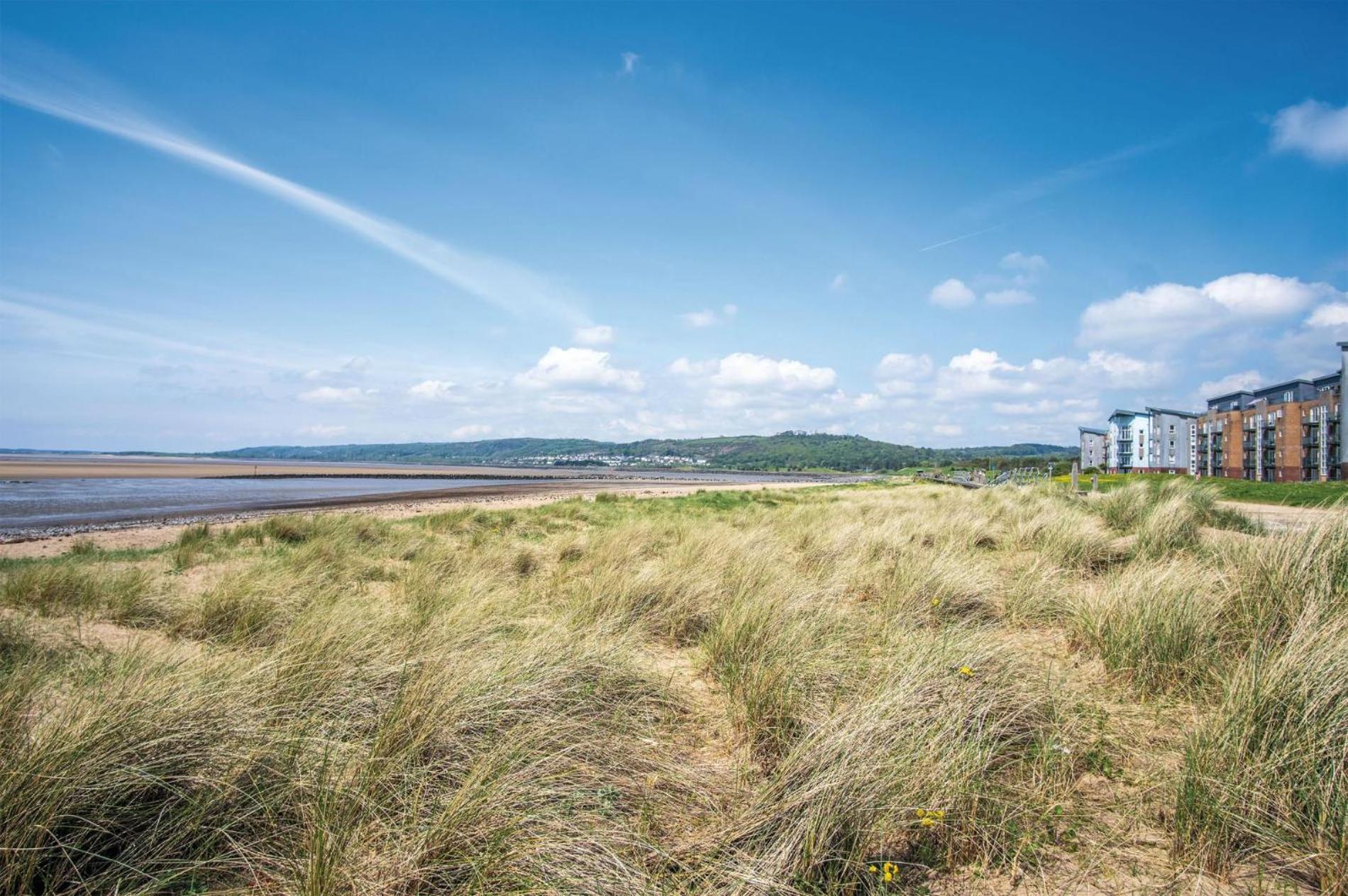 Beach View - 2 Bedroom Apartment - Llanelli Exterior foto